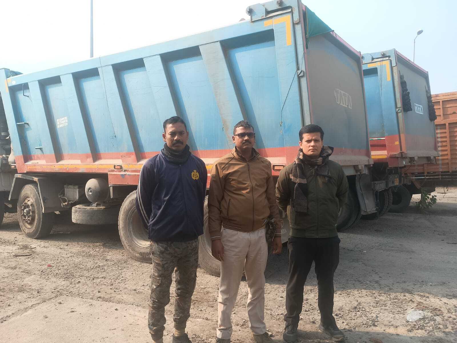 गिट्टी लोडेड दो हाइवा वाहन जब्त