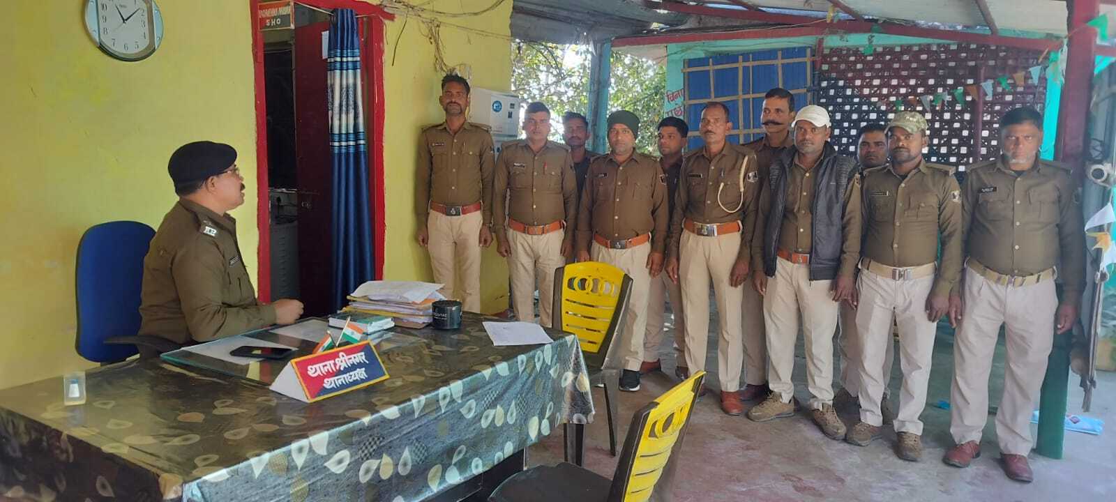 थानाध्यक्ष ने साप्ताहिक परेड में ग्रामीण पुलिस को रात्रि गश्ती का दिया निर्देश