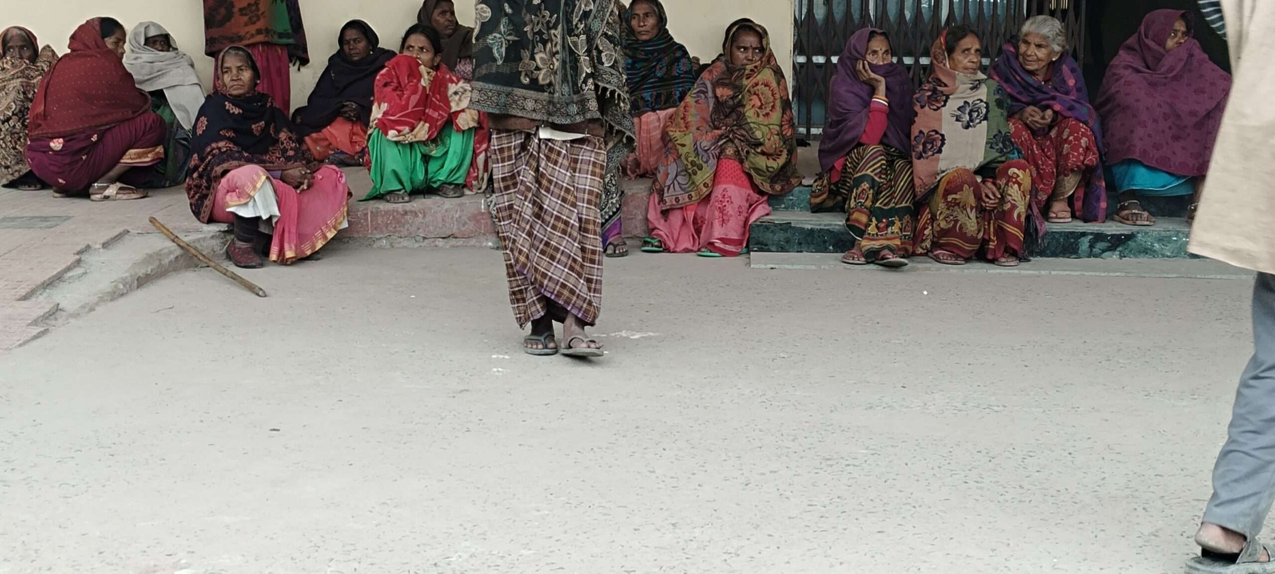 मांझा में बीडीओ की अनुपस्थिति से नहीं हुआ कंबल का वितरण, लोग निराशसूचना पर पहुंचे जरूरतमंद, घंटों इंतजार के बाद लौटे खाली हाथठंड में सबसे अधिक बुजुर्गों और महिलाओं को हुई परेशानीप्रतिनिधि, मांझा।ठंड से बचाव को लेकर सोमवार को कंबल वितरण की सूचना मिलने पर बड़ी संख्या में जरूरतमंद लोग मांझा प्रखंड कार्यालय परिसर पहुंचे। सुबह से ही लोग कंबल मिलने की आस में इंतजार करते रहे, लेकिन बीडीओ के नहीं पहुंचने के कारण कंबल का वितरण नहीं हो सका। काफी देर तक प्रतीक्षा के बाद भी जब कोई व्यवस्था नहीं हुई, तो लोगों को निराश होकर वापस लौटना पड़ा।कंबल वितरण नहीं होने से परिसर में मौजूद लोगों में नाराजगी देखी गई। ठंड के बढ़ते प्रकोप के बीच बुजुर्गों, महिलाओं और बच्चों को सबसे अधिक परेशानी का सामना करना पड़ा। कई लोगों ने कहा कि कड़ाके की ठंड में प्रशासनिक लापरवाही भारी पड़ रही है।ग्रामीणों ने प्रशासन से शीघ्र कंबल वितरण की मांग की है। लोगों का कहना है कि जब पहले से वितरण की सूचना दी गई थी, तो समय पर व्यवस्था नहीं होना गंभीर लापरवाही को दर्शाता है। उन्होंने भविष्य में ऐसी स्थिति की पुनरावृत्ति न होने की भी मांग की।