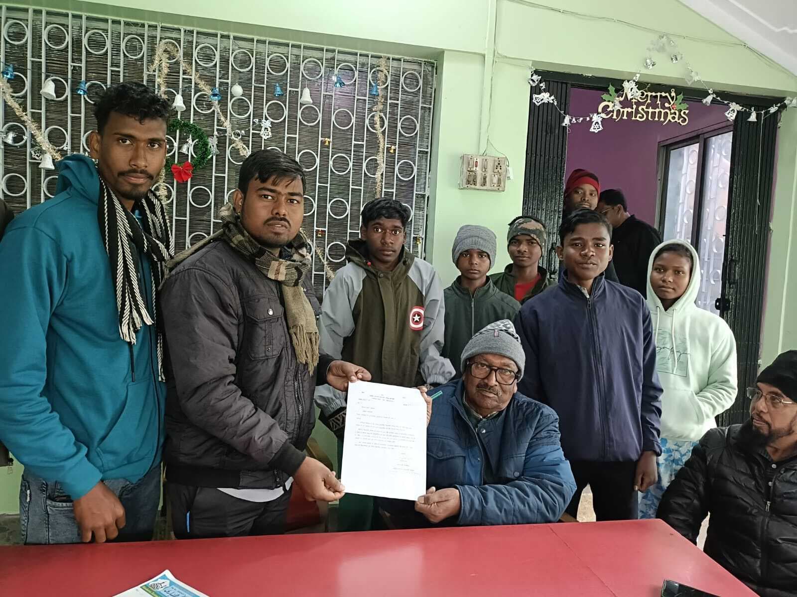 पुस्तकालय निर्माण की मांग, सांसद को सौंपा ज्ञापन