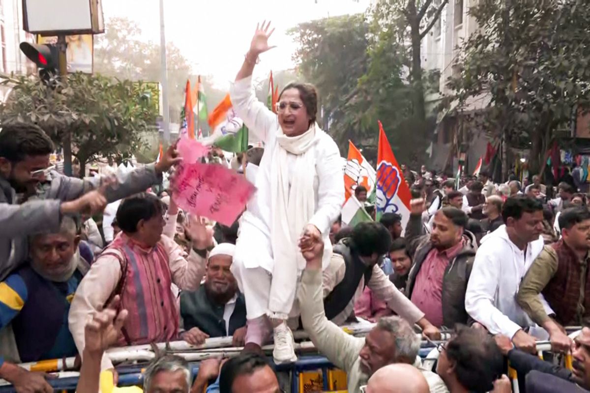 एसआईआर के विरोध में कांग्रेस का जोरदार प्रदर्शन, बैरिकेडिंग तोड़कर सीईओ बंगाल के ऑफिस की ओर बढ़े कार्यकर्ता एसआईआर के विरोध में कांग्रेस का जोरदार प्रदर्शन, बैरिकेडिंग तोड़कर सीईओ बंगाल के ऑफिस की ओर बढ़े कार्यकर्ता
