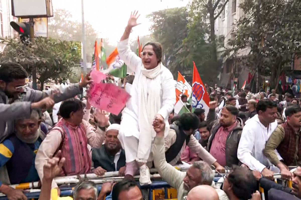 Congress workers stage protest outside Election Commission office on SIR issues