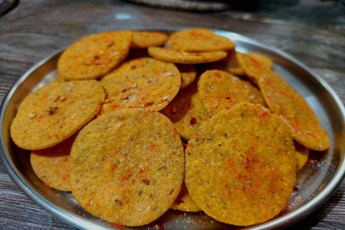 Crispy Masala Bhakri Recipe: महाराष्ट्र और गुजरात की फेमस मसाला भाखरी कैसे बनाएं?