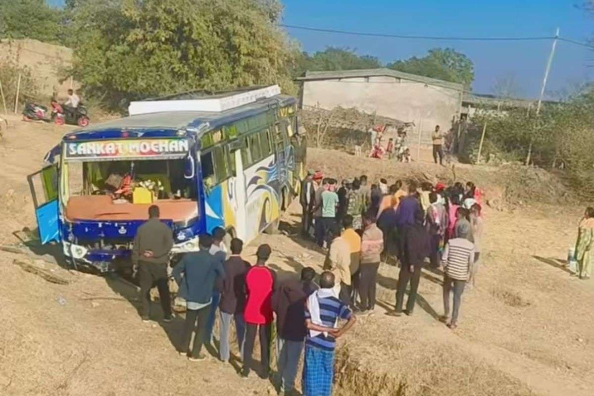 रांची-गुमला मार्ग पर तेज रफ्तार का कहर! यात्री बस पलटी, 40 घायल, 12 की हालत गंभीर