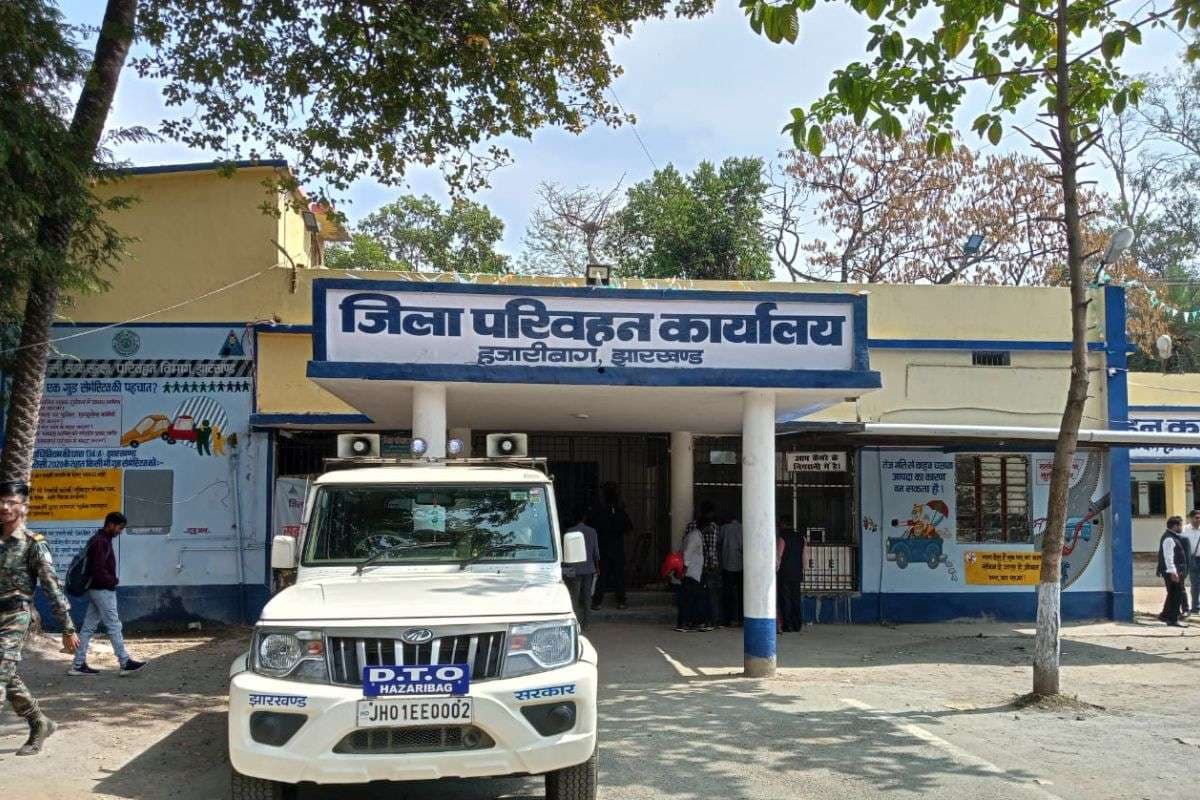 सड़क पर लापरवाही पड़ रही भारी, 233 मौतों के बाद हजारीबाग में जागरूकता अभियान तेज सड़क पर लापरवाही पड़ रही भारी, 233 मौतों के बाद हजारीबाग में जागरूकता अभियान तेज