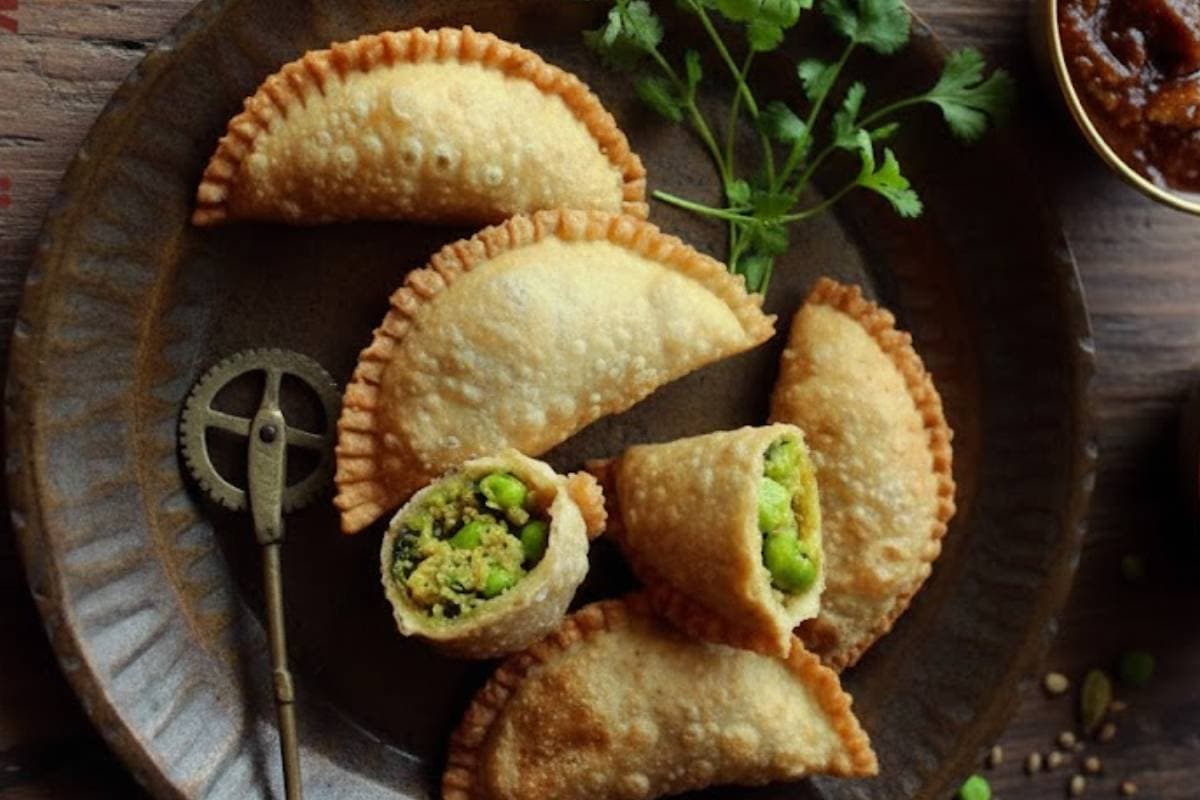 Matar Gujiya Recipe: नमकीन मटर गुझिया बनाने की विधि हिन्दी में