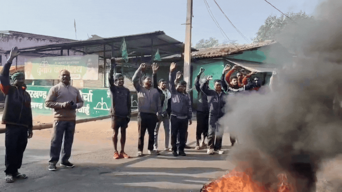 सोमा मुंडा हत्याकांड : झारखंड बंद, खूंटी-सरायकेला में टायर जलाकर सड़क जाम, जानें रांची का हाल सोमा मुंडा हत्याकांड : झारखंड बंद, खूंटी-सरायकेला में टायर जलाकर सड़क जाम, जानें रांची का हाल