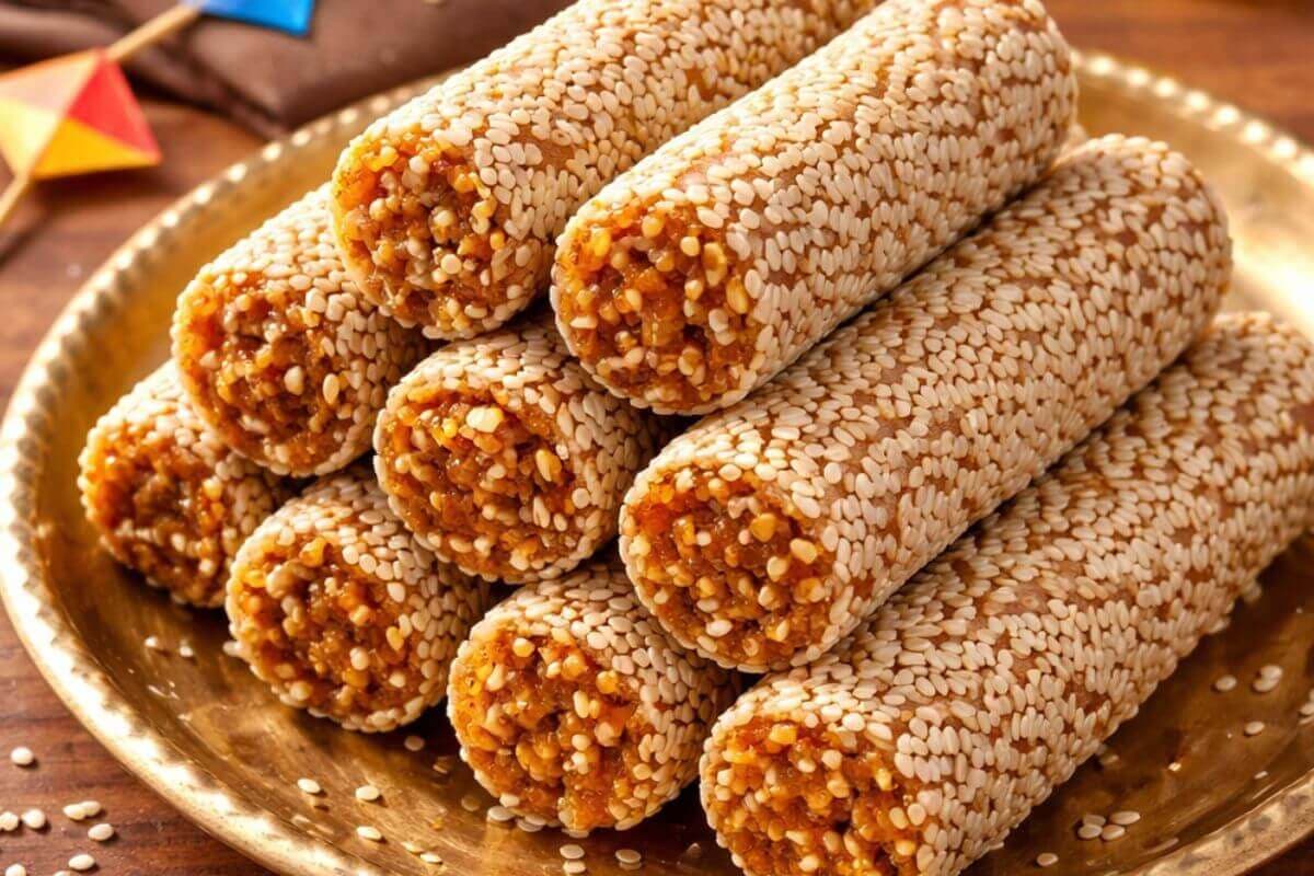 Til Roll Recipe For Makar Sankranti: इस मकर संक्रांति ट्राई करें घर पर बनाकर तिल रोल, खाने में लगेगा बहुत लाजवाब