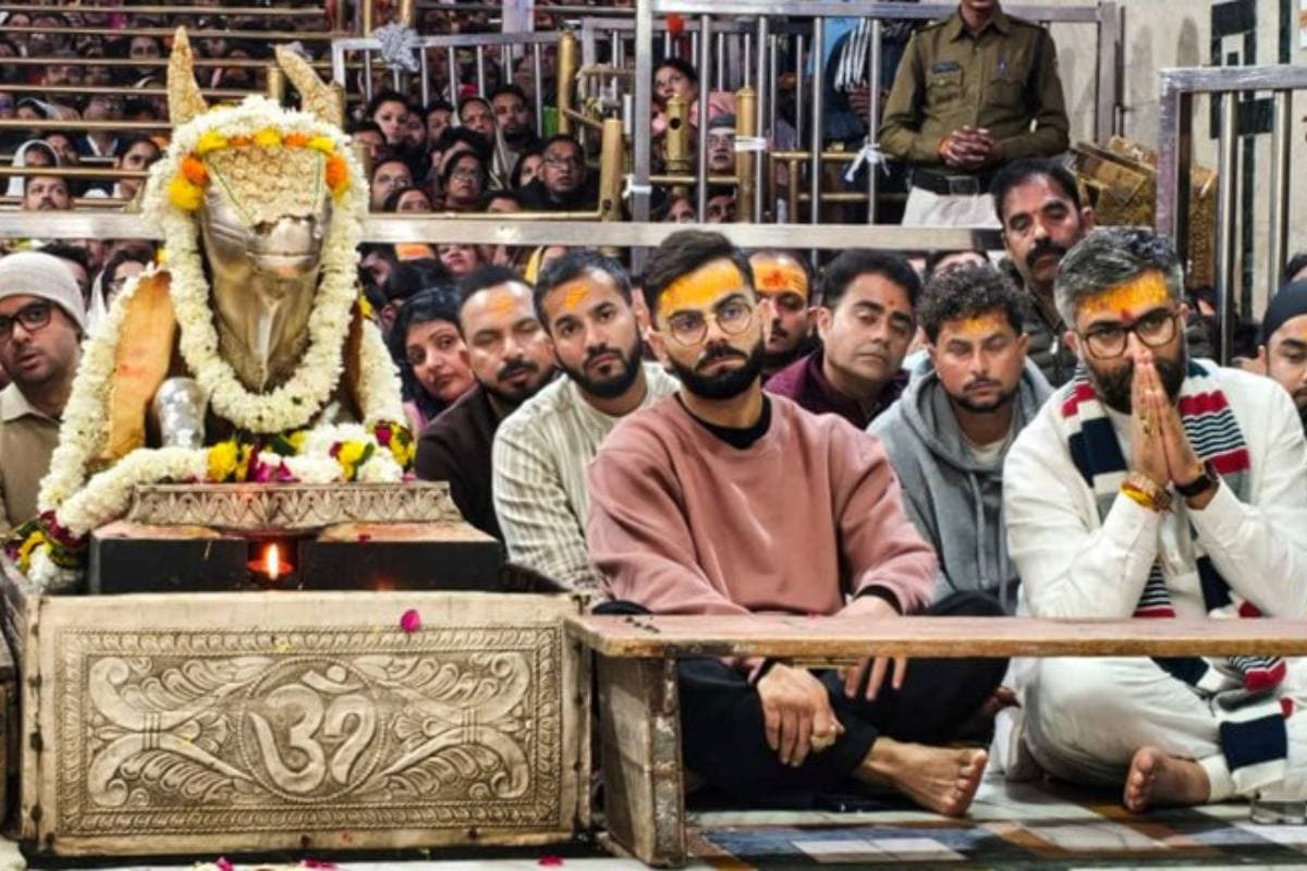 महाकाल की शरण में पहुंचे कोहली, कुलदीप ने भी लगाई हाजिरी, तीसरे वनडे से पहले मांगा जीत का आशीर्वाद महाकाल की शरण में पहुंचे कोहली, कुलदीप ने भी लगाई हाजिरी, तीसरे वनडे से पहले मांगा जीत का आशीर्वाद
