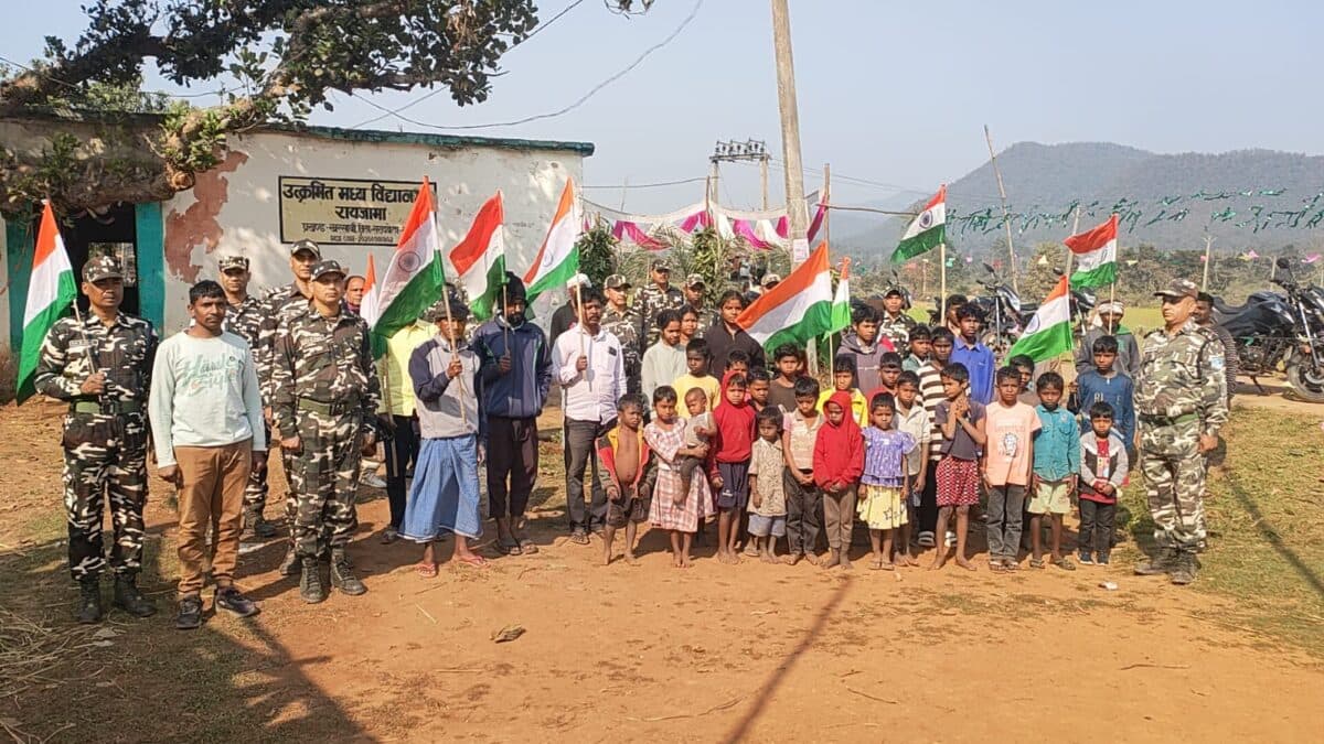 SSB जवानों के साथ स्कूली बच्चों ने गाया वंदे मातरम्