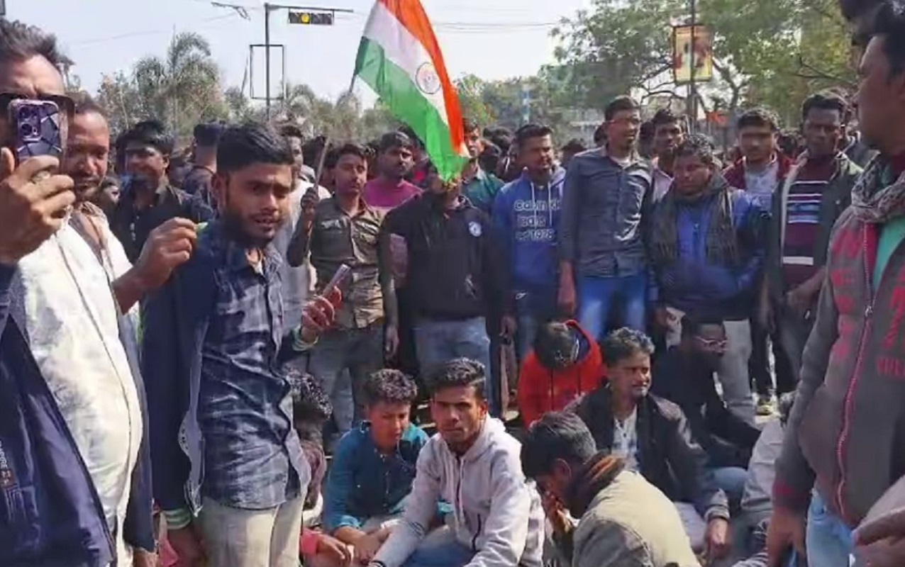 बंगाल में SIR के विरोध में सड़क उतरे लोग, इलाम बाजार में घंटों रोड जाम बंगाल में SIR के विरोध में सड़क उतरे लोग, इलाम बाजार में घंटों रोड जाम