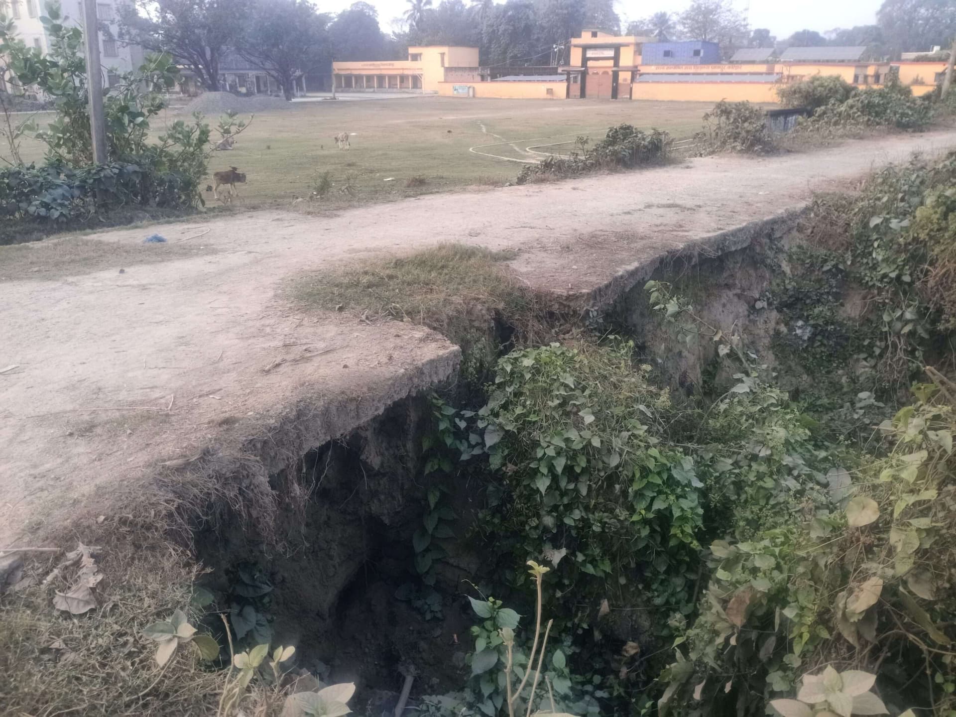 सड़क किनारे बना गढ्ढा, हादसे को दे रहा निमंत्रण