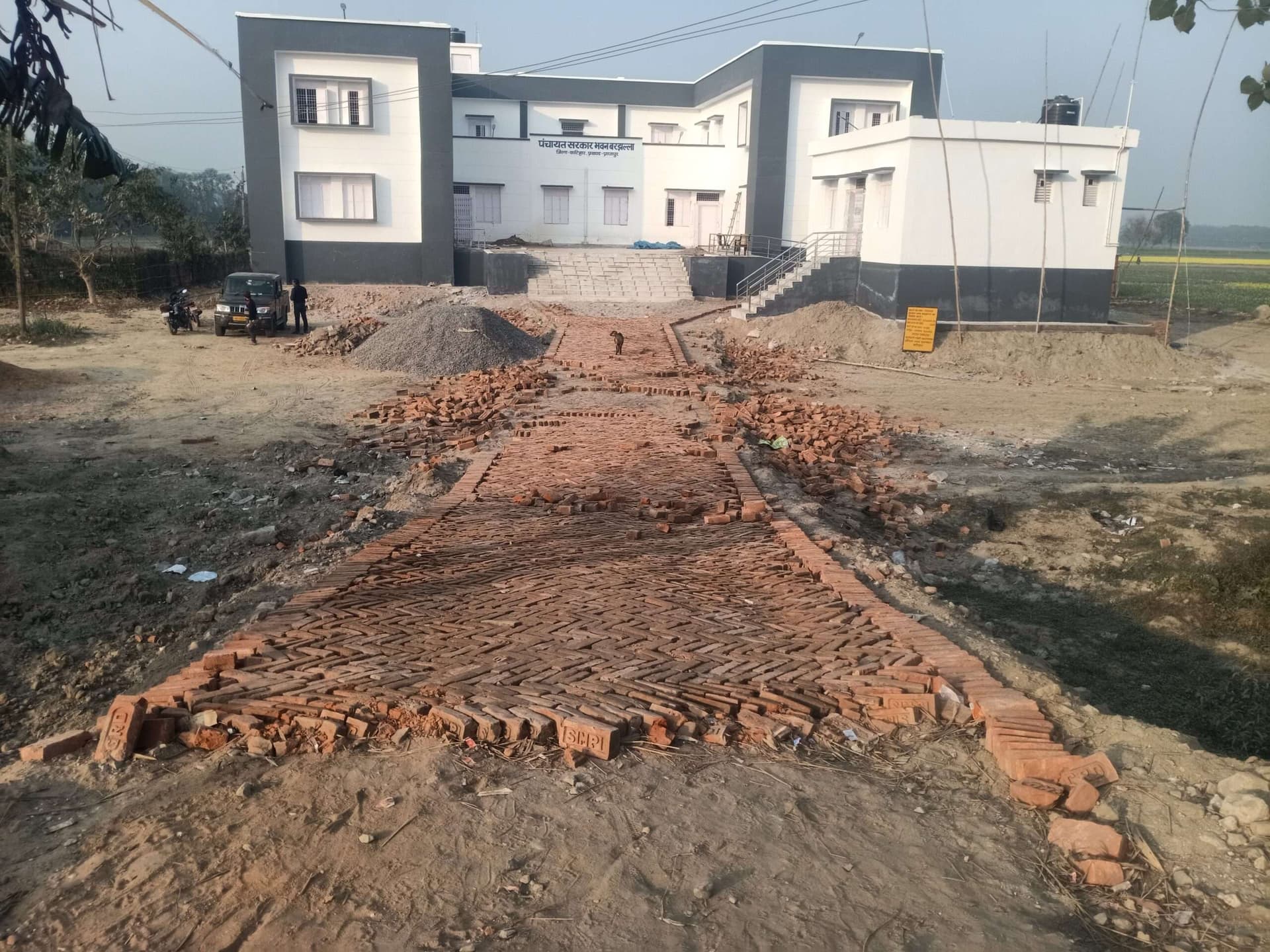 एनएच 81 से पंचायत सरकार भवन तक सड़क निर्माण उंचा कराने की मांग