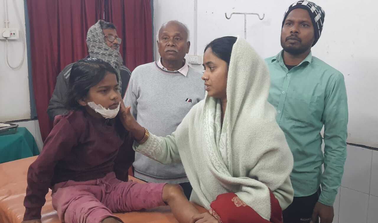 अनियंत्रित बाइक के धक्के से सात वर्षीय बच्ची हुई घायल