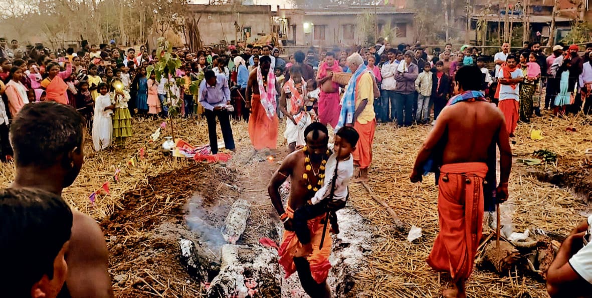 Chaibasa News : दहकते अंगारों पर नंगे पैर चले भक्त