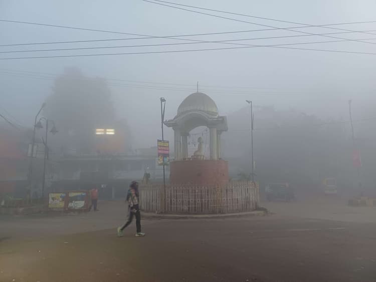 hajipur news. तीन दिन बाद फिर बदला मौसम का मिजाज, घने कोहरे व कड़ाके की ठंड से लोग परेशान