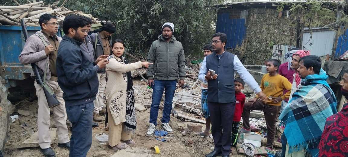 सरकारी भूमि को अतिक्रमण मुक्त कराने पहुंची सीओ