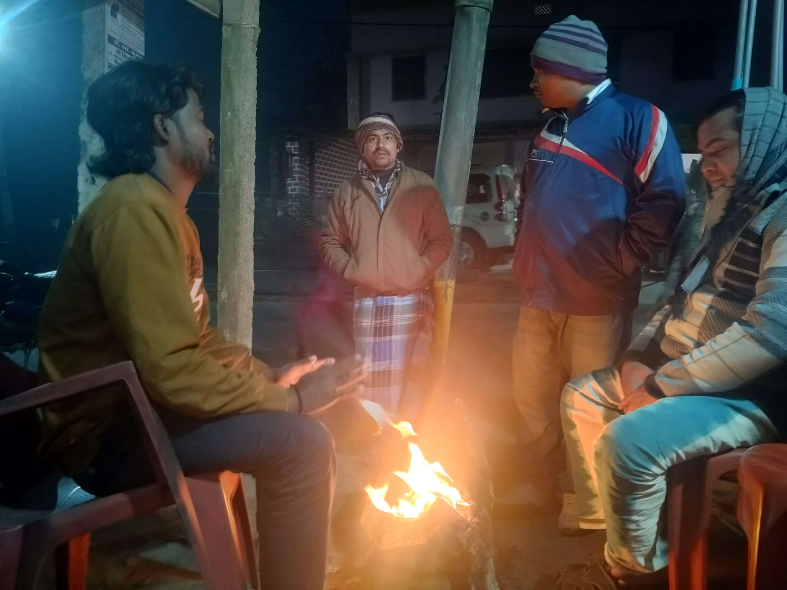 कड़ाके की ठंड में अलाव जलाकर राहत पा रहे लोग