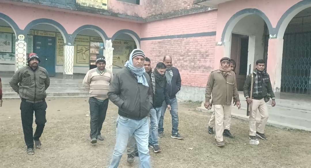 प्राथमिक विद्यालय गजिया व आंगनबाड़ी केंद्र में चोरों ने ताला तोड़ की चोरी