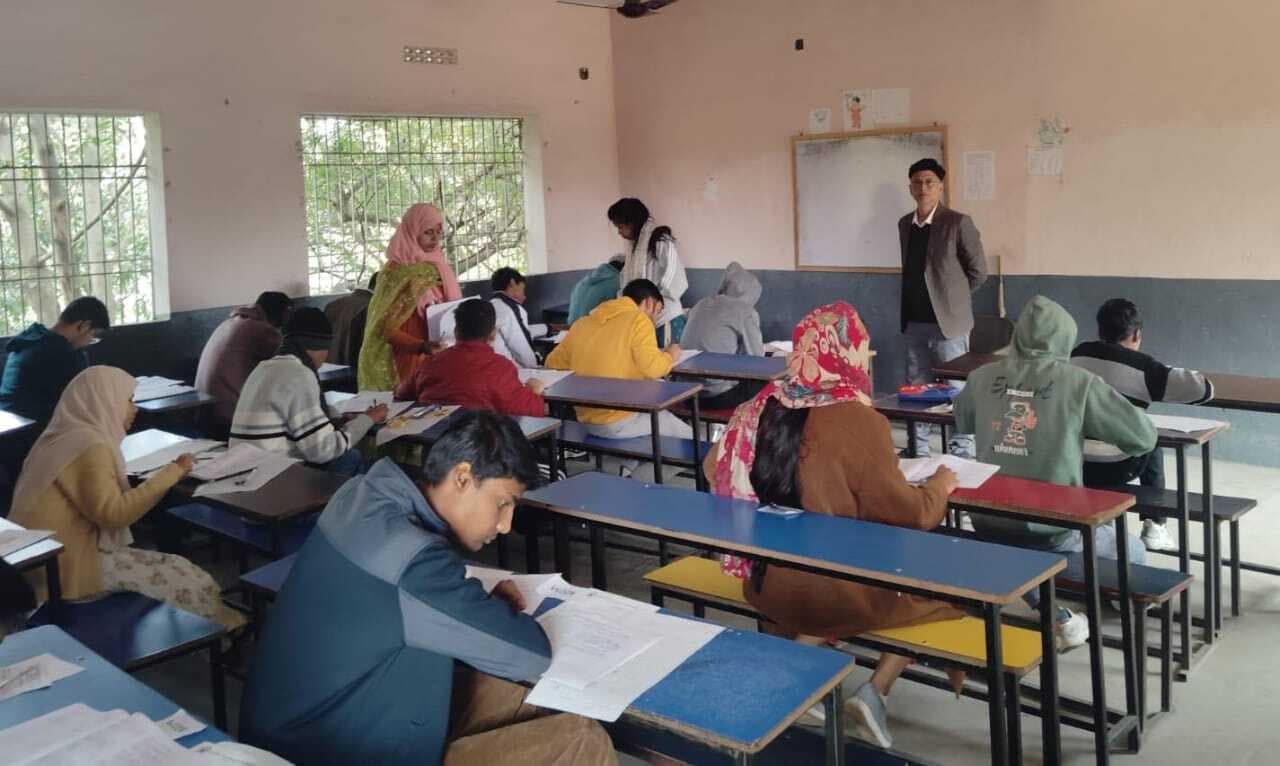 रहमानी की परीक्षा में शामिल हुए छात्र-छात्राएं