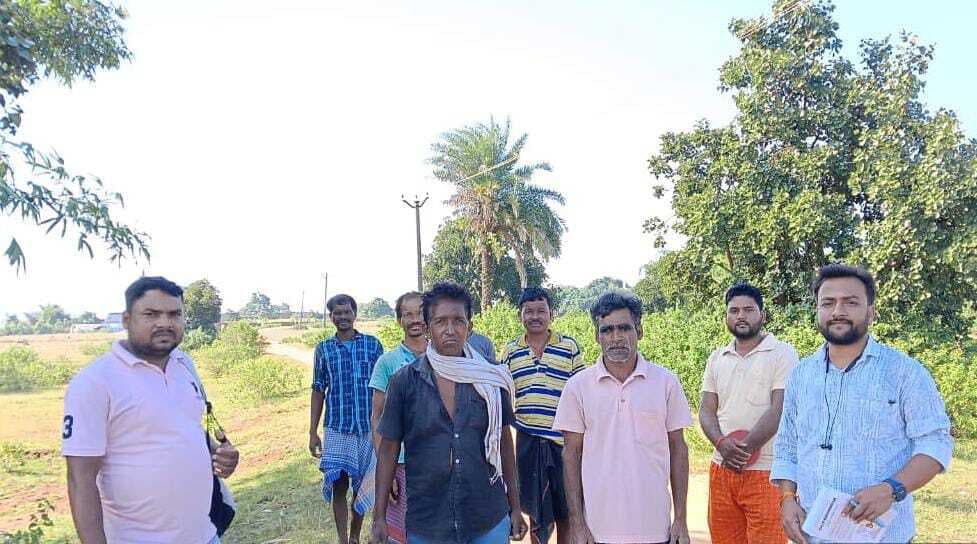 जर्जर सड़क से ग्रामीणों को आवागमन में हो रही परेशानी