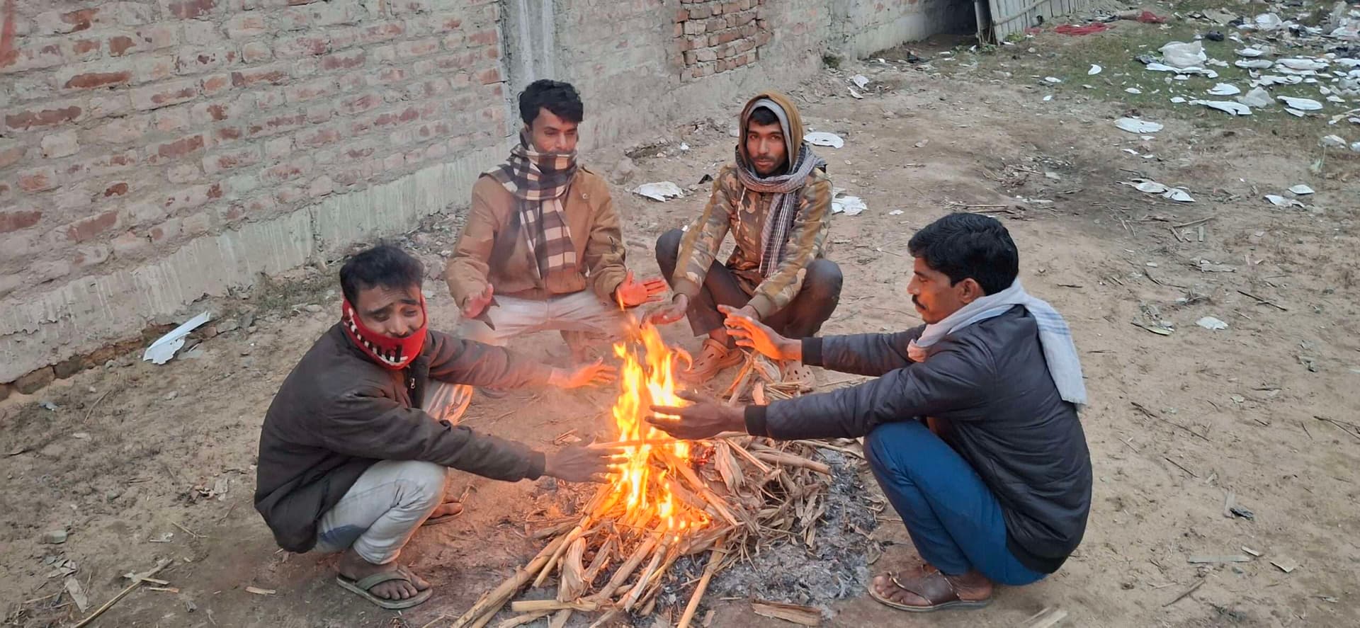कंपकपाने वाली ठंड से लोग परेशान, चौराहे पर अलाव की मांग
