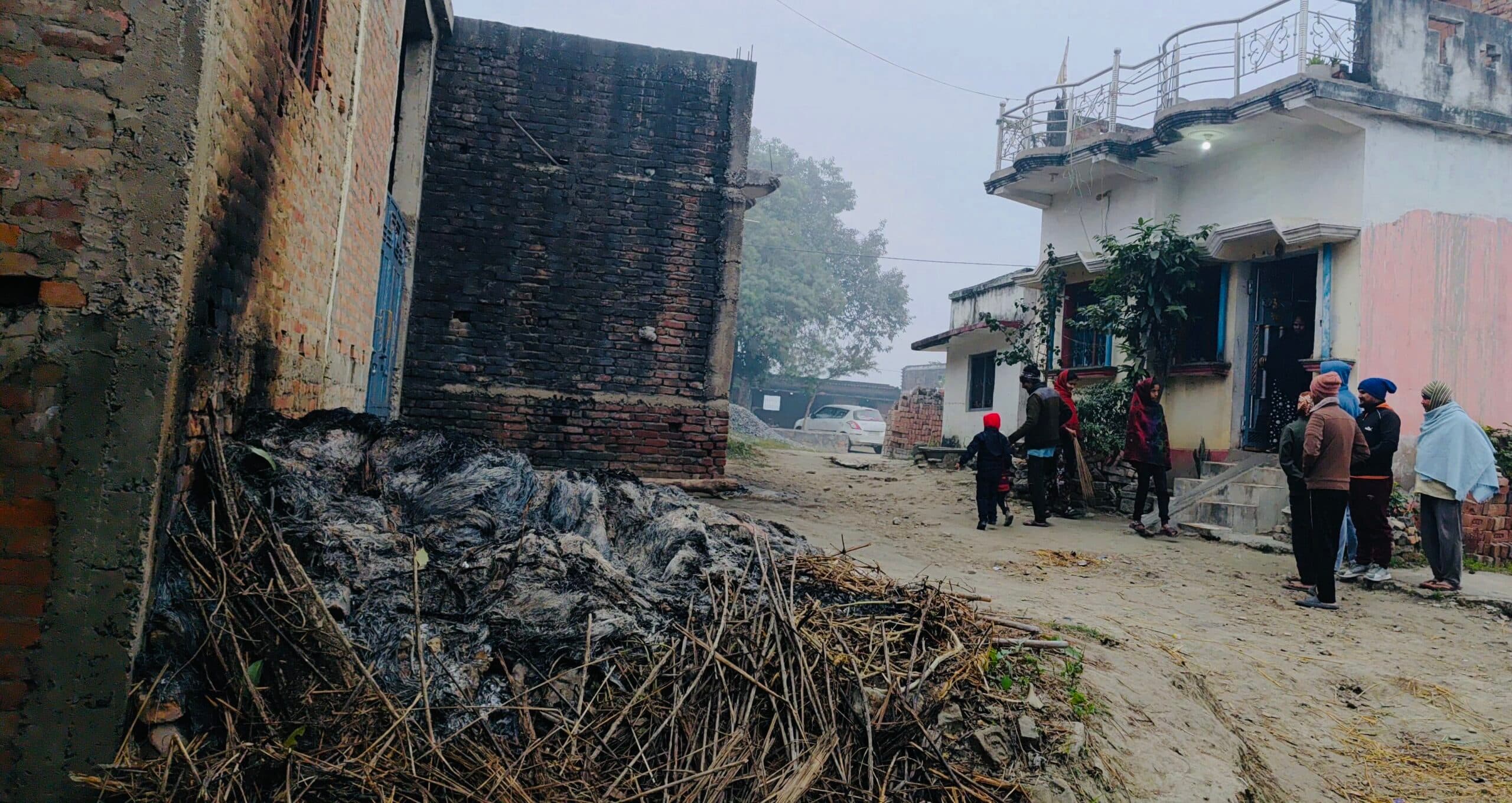 श्रीपुर के कंठी बथुआ गांव में आग से झोंपड़ी जलकर राख