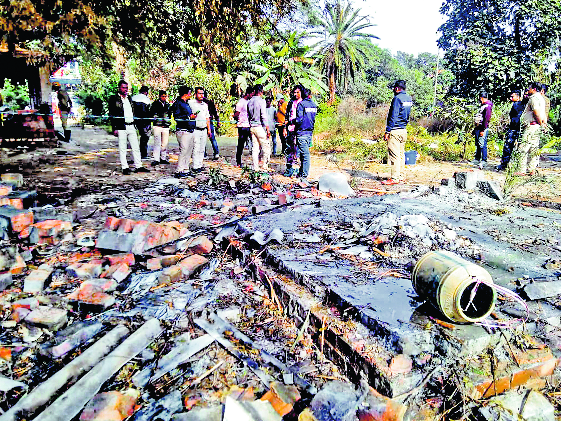 पटाखा फैक्टरी में भीषण विस्फोट, चार घायल पटाखा फैक्टरी में भीषण विस्फोट, चार घायल