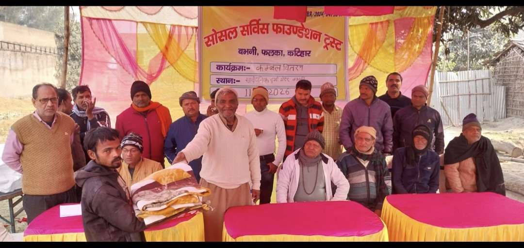 ठंड देख कर स्वयंसेवी ने बेसहारा के बीच कंबल बांटा