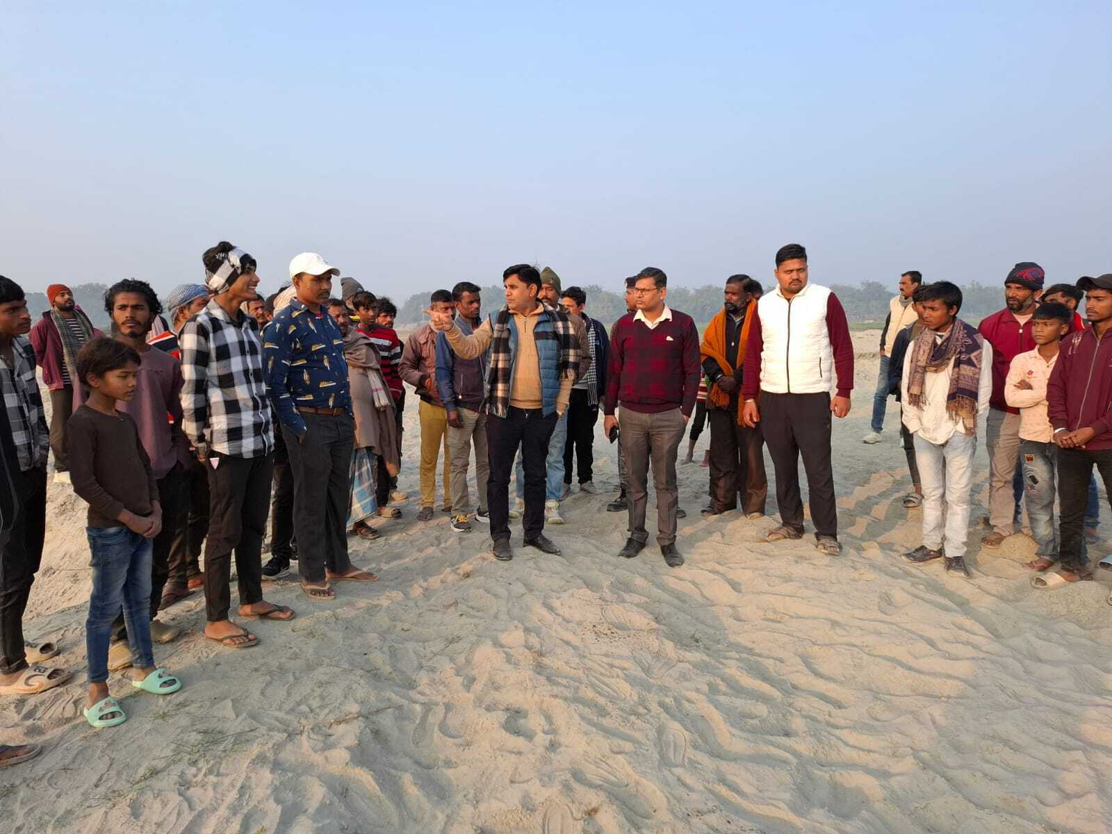 मनिहारी कुटी गंगा घाट पर बालू खनन का ग्रामीणों ने किया विरोध