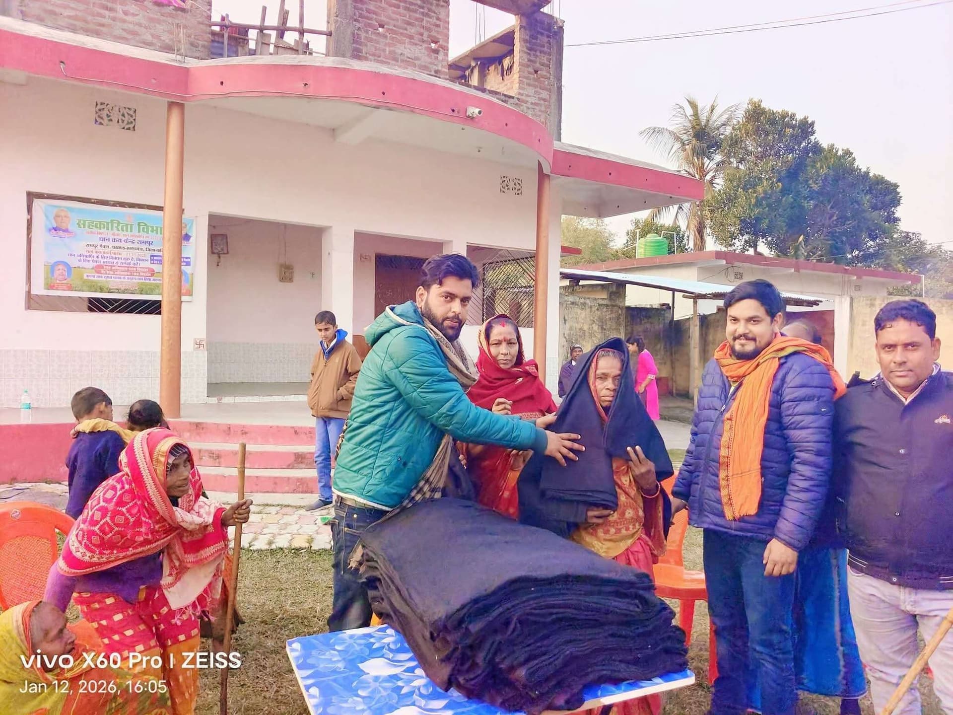 ठंड से बचाव को जरुरतमंदों में बांटा कंबल