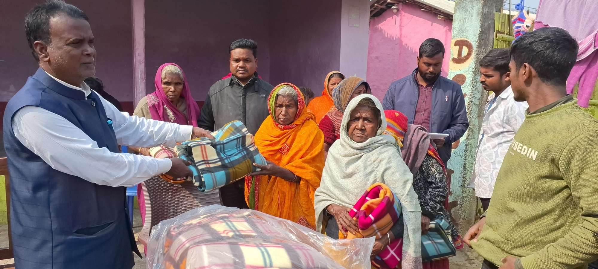 मुखिया ने गरीब असहायों के बीच कंबल का किया वितरण