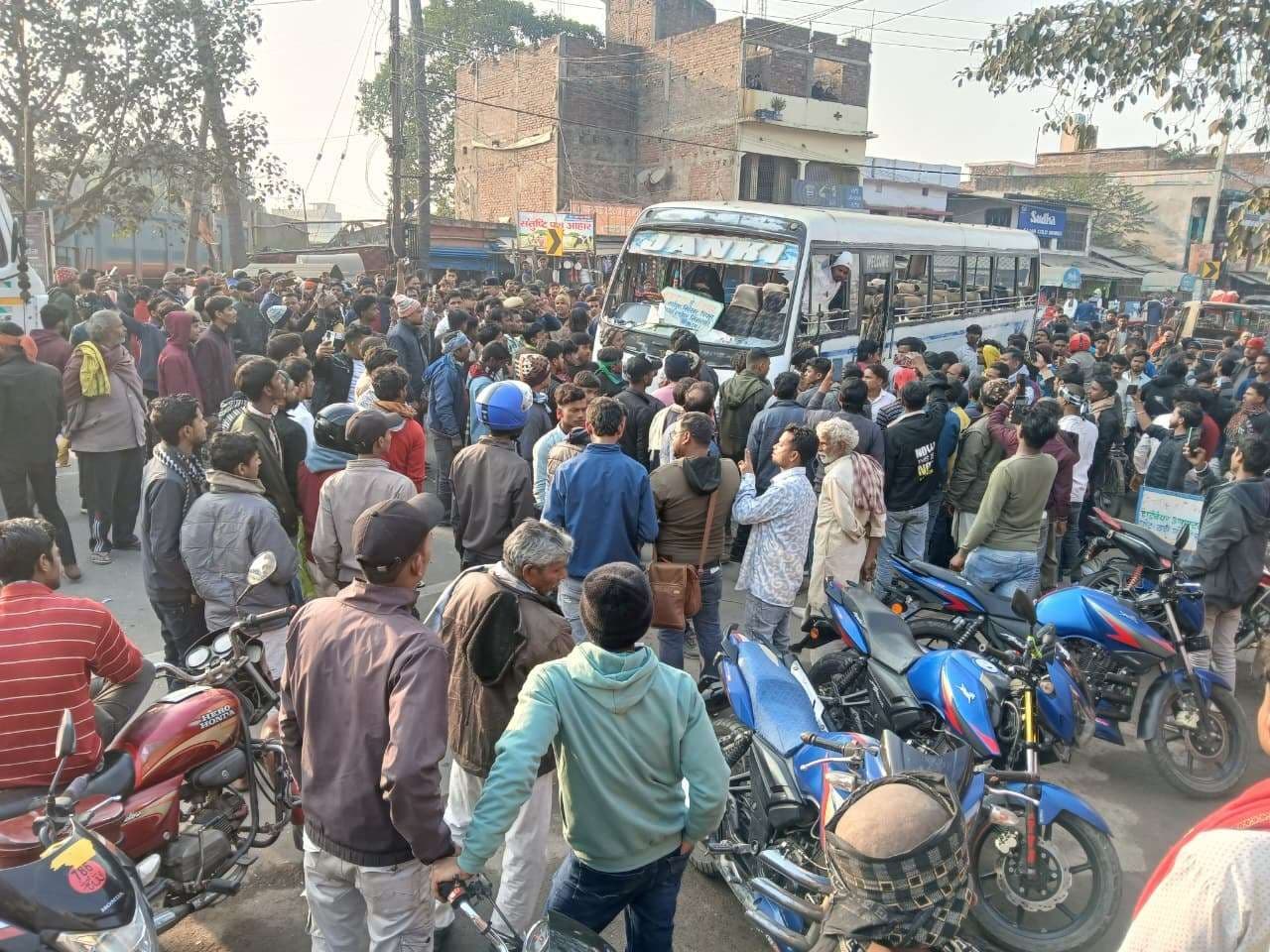 बस के ठोकर से बच्चे की मौत, बस में तोड़फोड़, अलग अलग जगह एनएच घंटों जाम