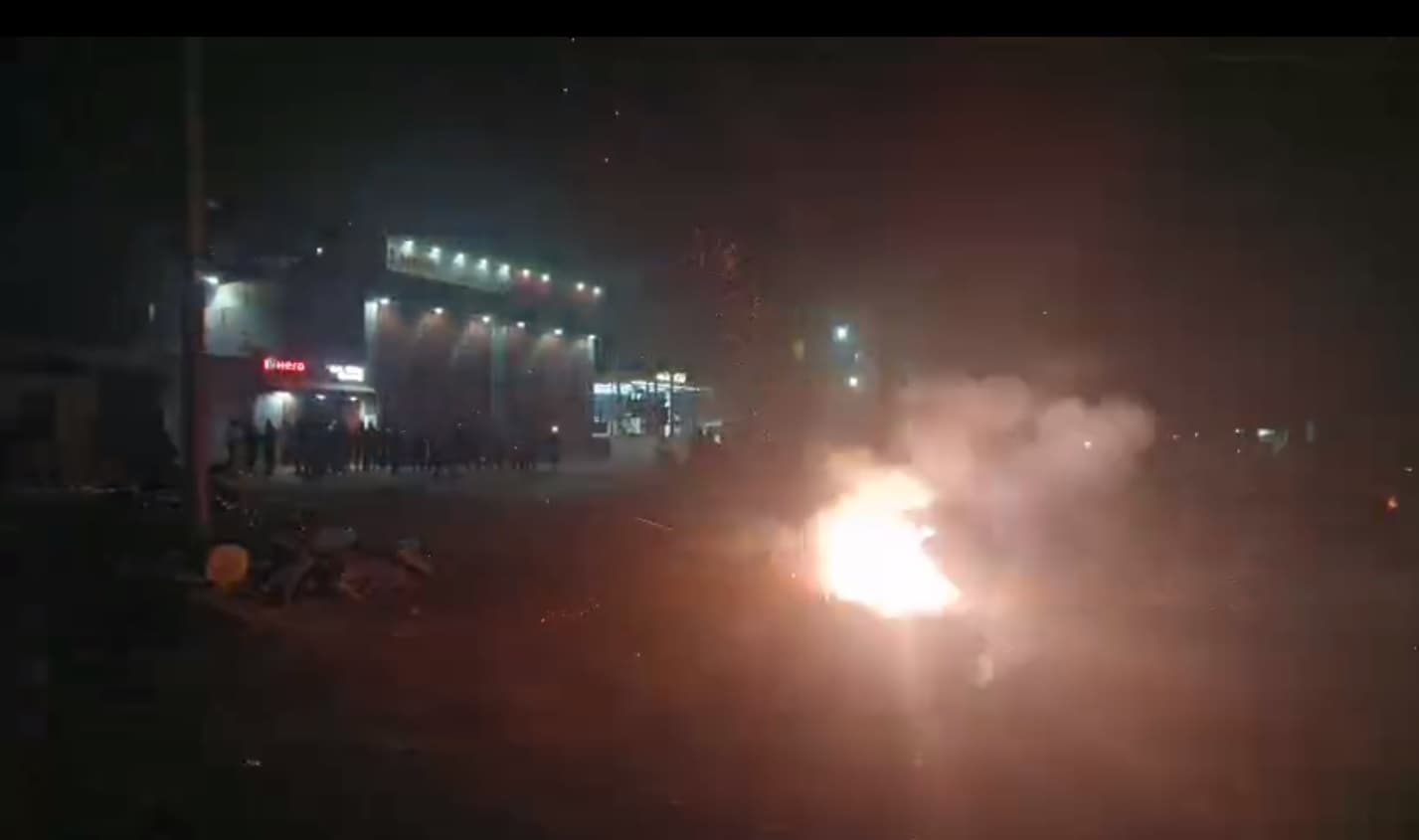 Motihari: इनकम टैक्स की टीम के जाने के बाद एजेंसी के बाहर हुई आतिशबाजी