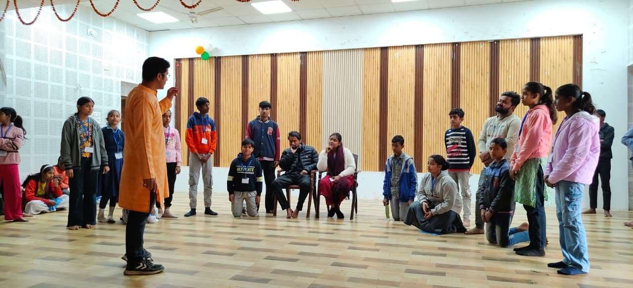 नाट्य कार्यशाला में मना मकर संक्रांति का उत्सव, बच्चों ने लिया दही-चूड़ा का आनंद