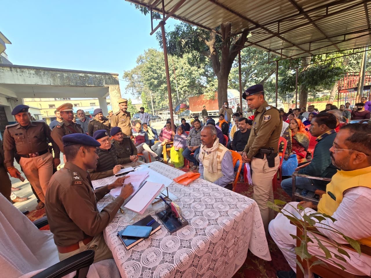 हजूर खेत रोपे बोए हम...अब दबंग खेत पर चढ़ कर फसल काट रहे हैं