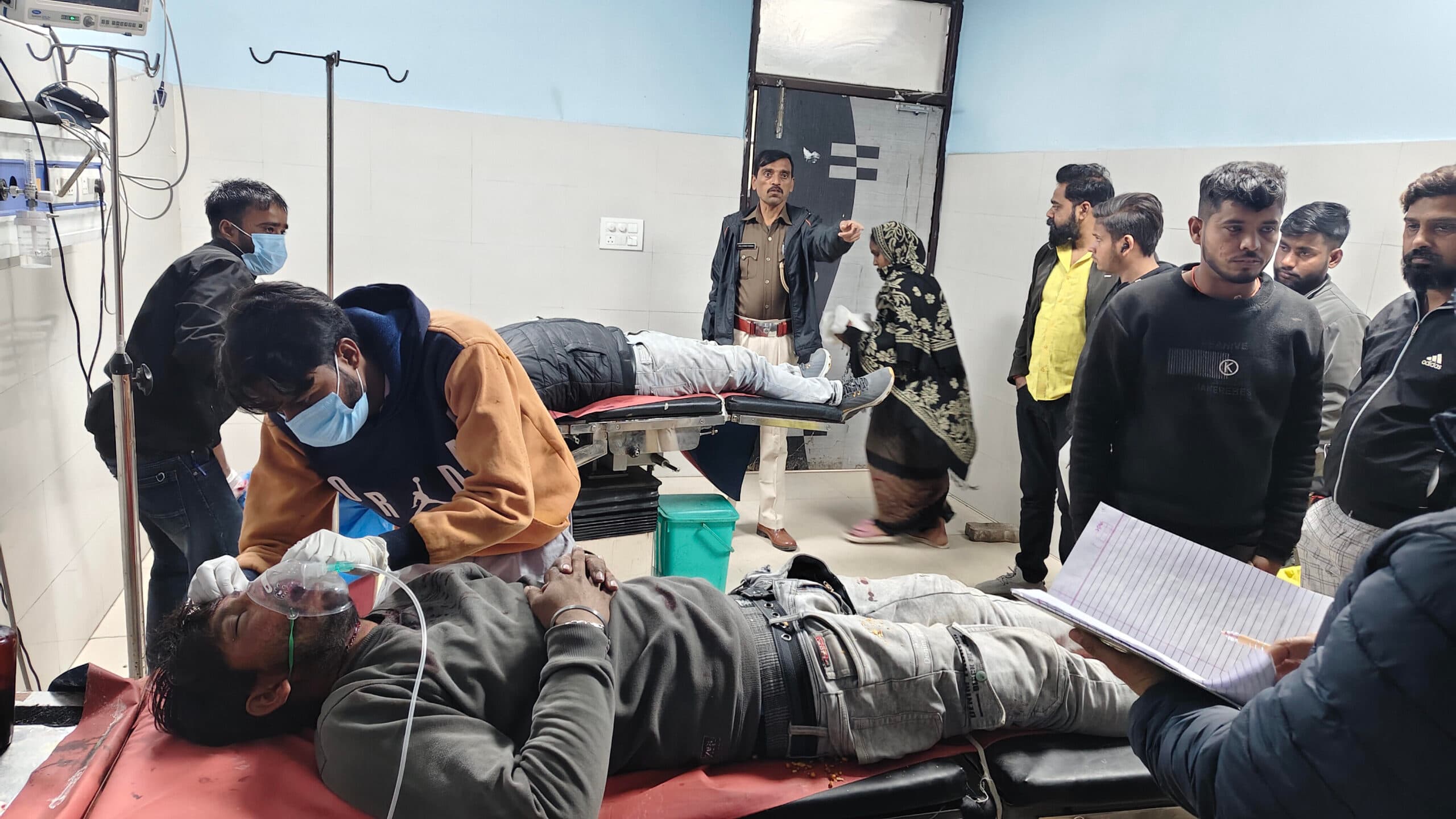 सारसिवान में सड़क हादसे में बाइक सवार तीन दोस्त जख्मी