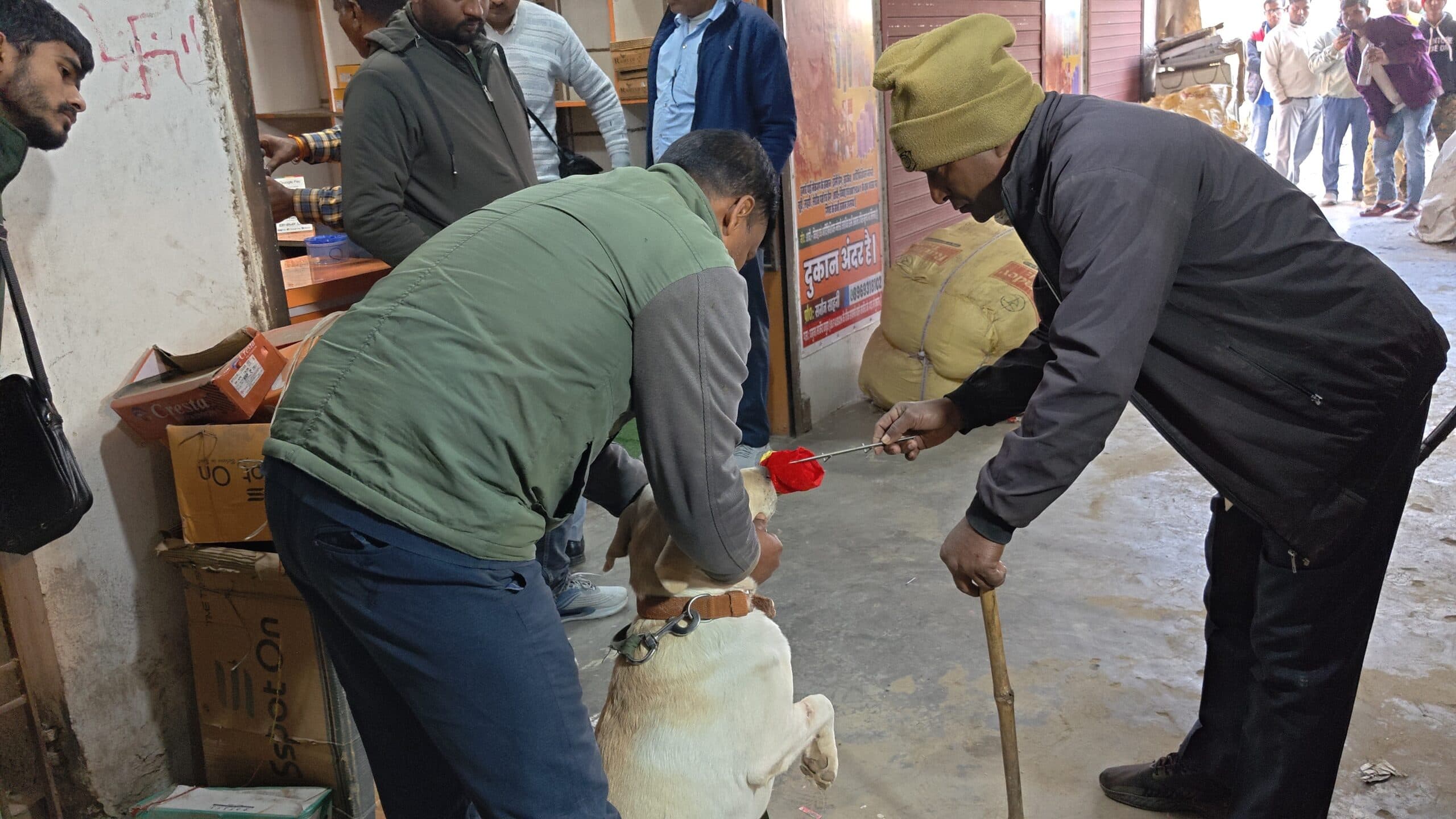 बबुरा में ज्वेलरी दुकान से पांच लाख के जेवर व नकदी की चोरी