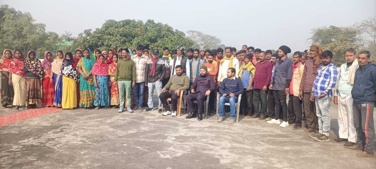नगर पंचायत ने सफाई कर्मियों को खिलाया दही-चूड़ा, सम्मान पाकर खिले चेहरे
