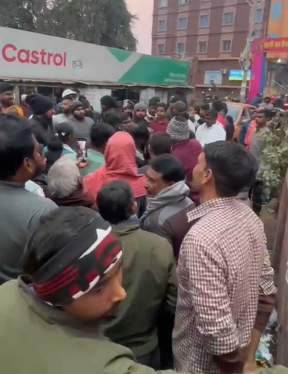 छात्रा के साथ अभद्रभाषा का प्रयोग करते हुए मोबाइल छीनते एक युवक धराया, दूसरा फरार
