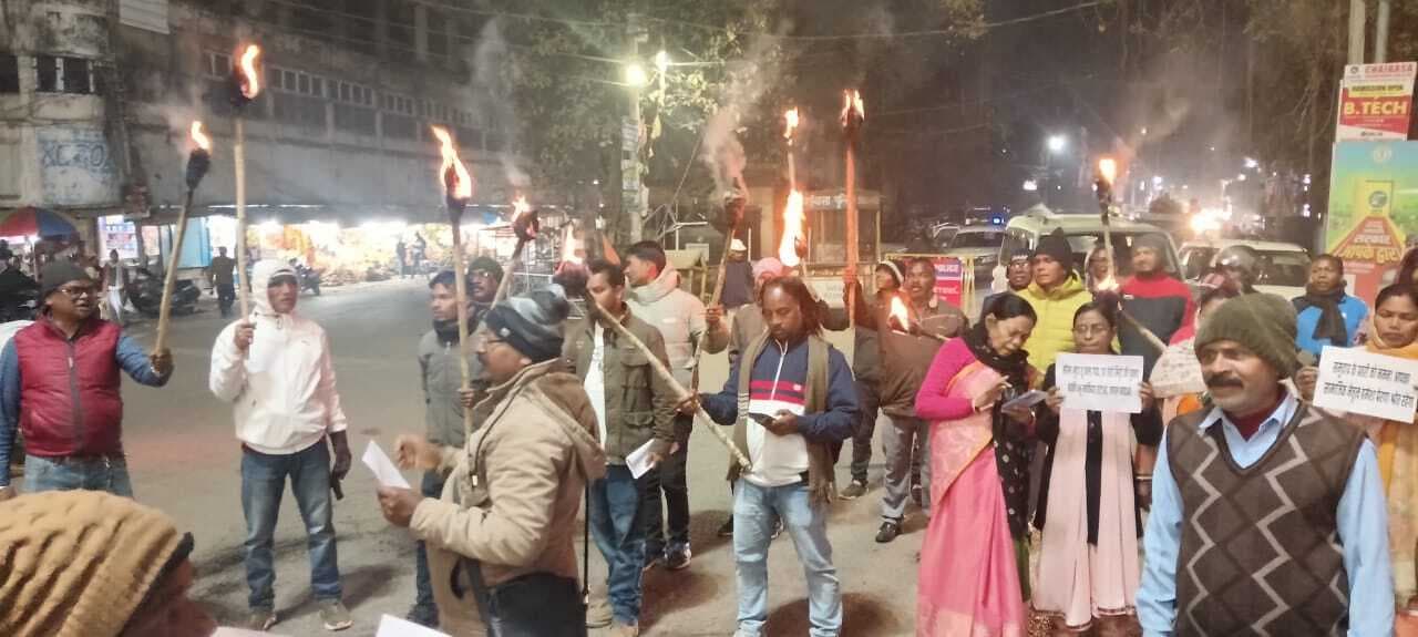 Chaibasa News : सोमा मुंडा हत्या के विरोध में आज बंद, संघ ने मशाल जुलूस निकाला