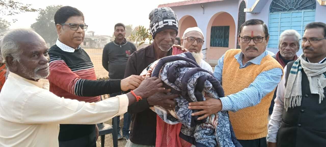 मुरलीपहाड़ी : बुजुर्गों के बीच कंबल का किया वितरण