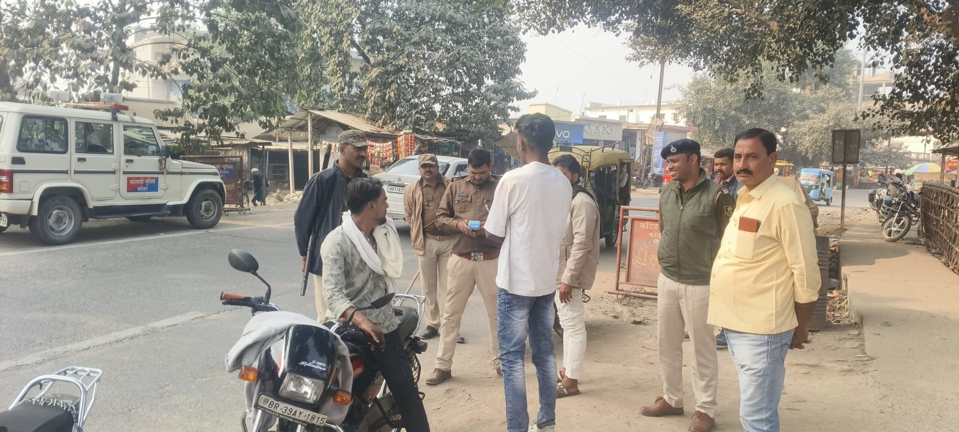 कोलासी बाजार में पुलिस ने की वाहन जांच