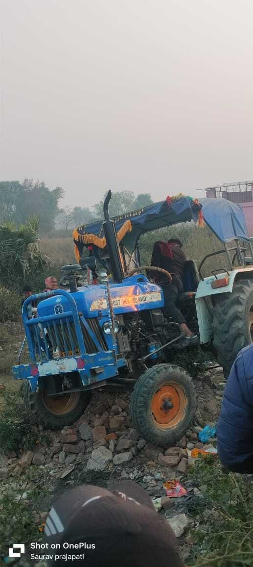 ट्रैक्टर की टक्कर से बाइक सवार की मौके पर मौत, एक घायल