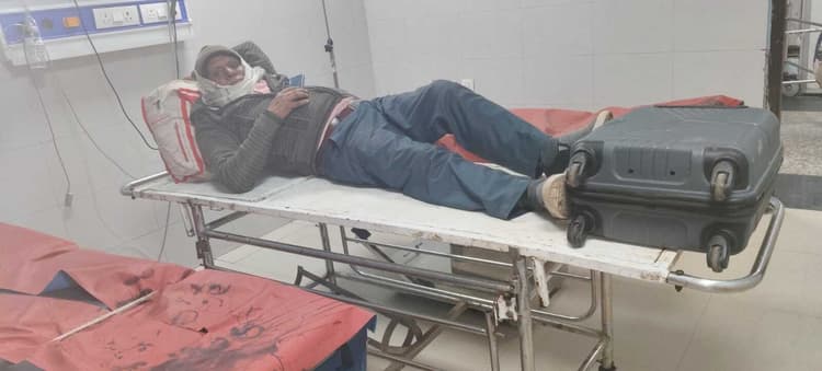 विभूति एक्सप्रेस ट्रेन में चढ़ने के दौरान गिरने से एक यात्री जख्मी