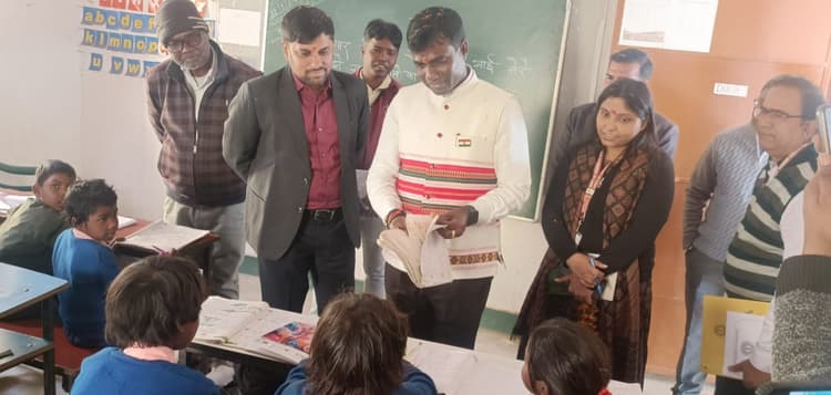 डीसी ने बच्चों से उनके माता-पिता के नाम, गणित से जुड़े प्रश्न पूछे