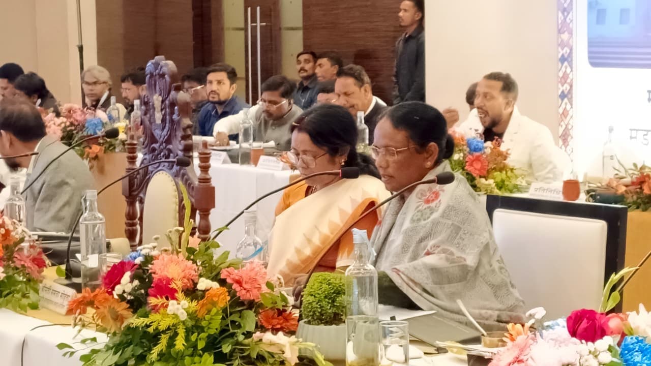 Chaibasa News : यात्री ट्रेनों का परिचालन निर्धारित समय पर कराये रेलवे : जोबा माझी