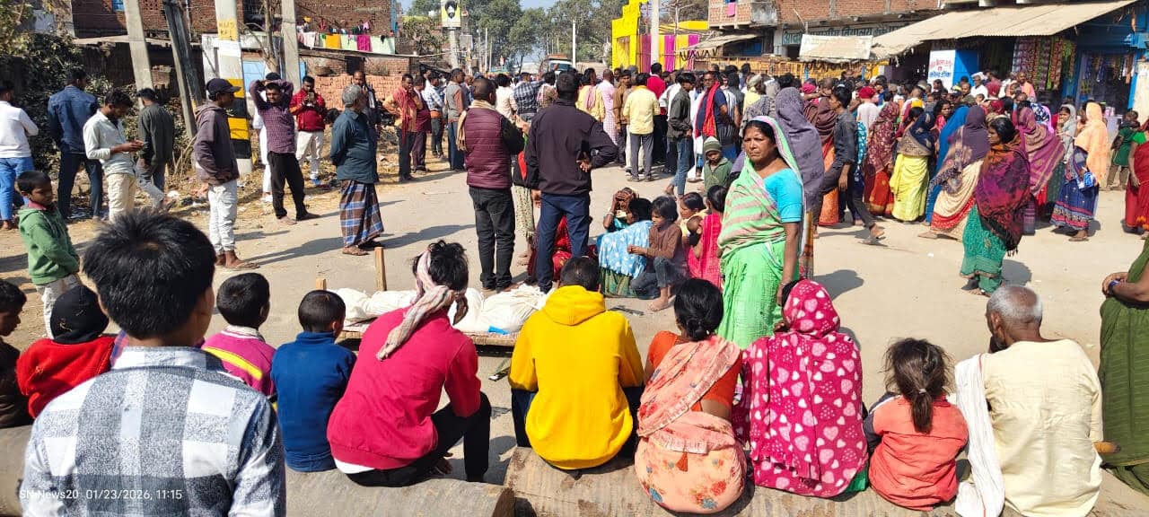 हत्यारे की गिरफ्तारी की मांग को लेकर शव सड़क पर रखकर ग्रामीणों ने किया जाम