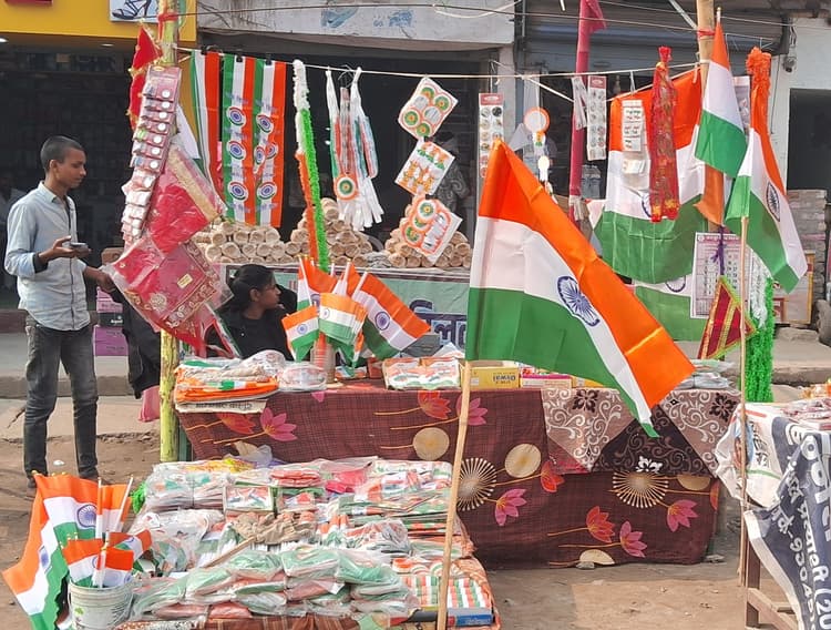 तिरंगे की शान में सजा सुपौल, गांधी मैदान में डीएम करेंगे झंडोत्तोलन