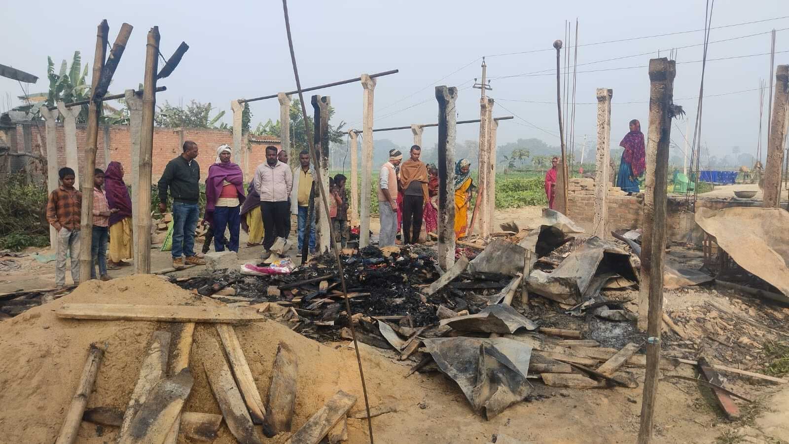 Samastipur News:उजियारपुर के वाजिदपुर में घर व शृंगार दुकान जलकर राख